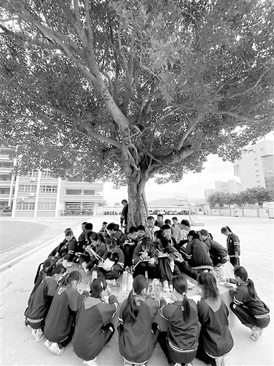 着,携手读完一本书,就是共同走过一段人生路,回忆起来,都是细小的幸福