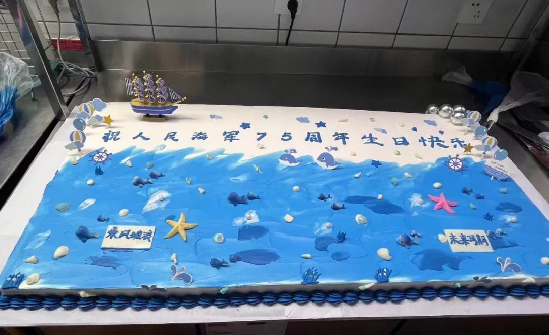 走进营史馆感受新时代人民海军的发展成就,为部队送上节日主题蛋糕