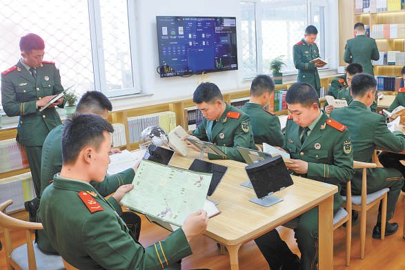 昨天,武警北京总队执勤第六支队借助书香军营开展"读书育兵心"活动