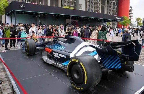 观众在上海国际赛车场观看F1模型展车 图片来源：新华社