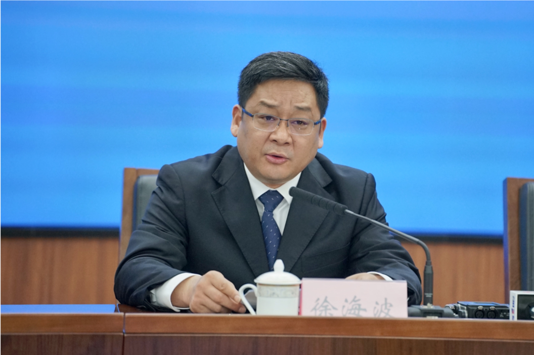 忠县县委副书记,忠县人民政府县长徐海波.