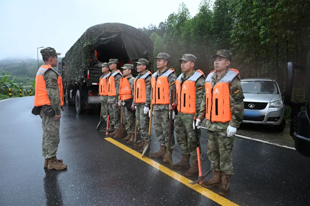 洪水来袭!火箭军官兵闻令而动紧急驰援