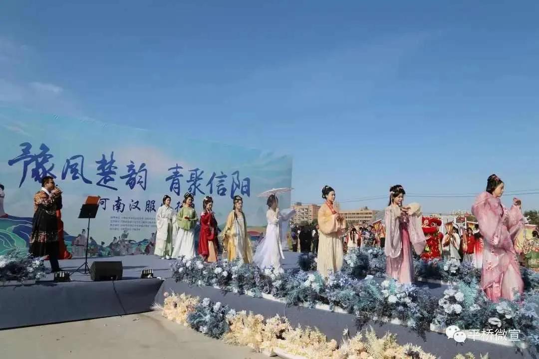 全民文化自信,中山古镇举行第二届汉服文化节,活动期间有老街汉服巡游