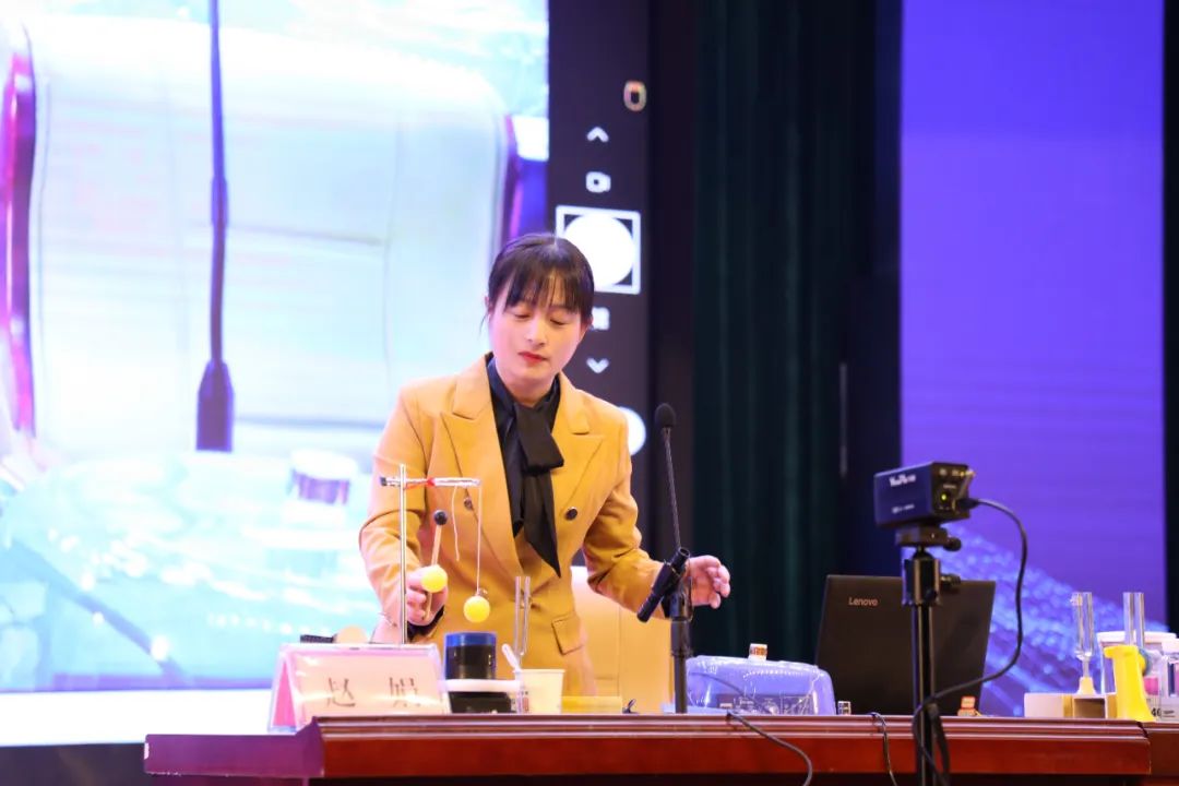 赵娟,女,45岁,荆楚理工学院电子信息工程学院教授,荆门市石化三小科学