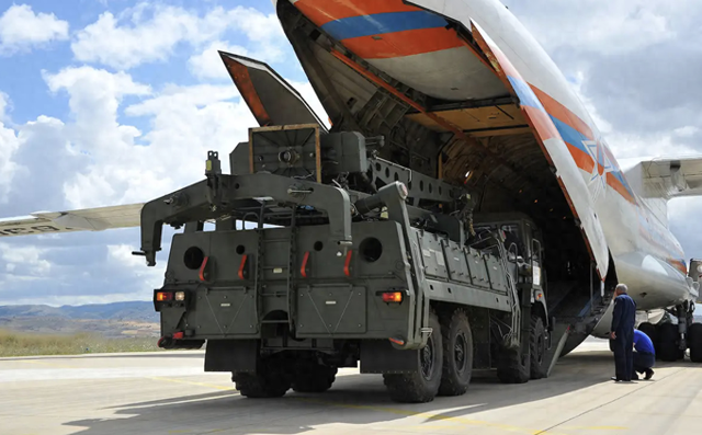 2019年，一套S-400系统从俄运输机上卸下。资料图