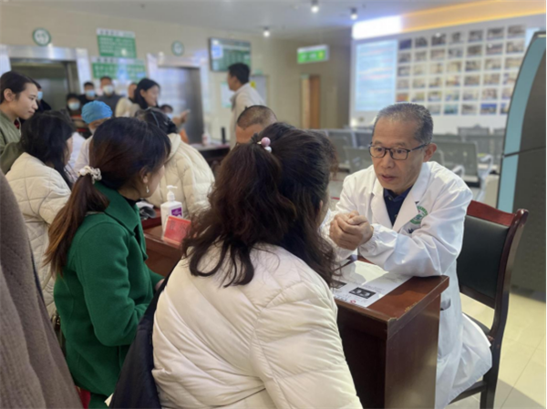   图为丁香园组织北京专家义诊团前往迪庆藏族自治州进行义诊