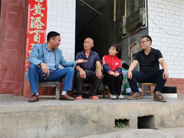 郧西县上津镇第二小学开展"家访暖人心 携手共前行"家访活动