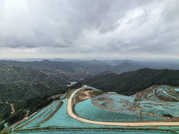   图为兴宁市铁山嶂废弃矿区生态综合治理修复工程现场（广东省自然资源厅供图）