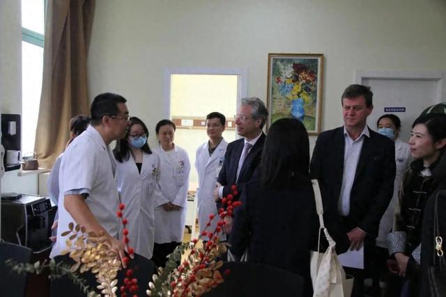 近日,"爱默智中法认知症医疗研究中心"揭牌仪式在瑞金医院卢湾分院