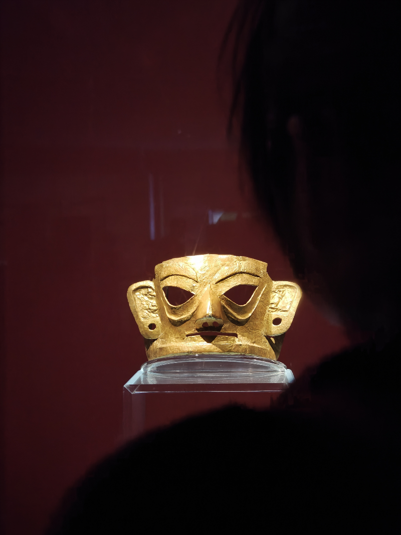 黄剑华在《古蜀金沙》中写到:三星堆金面罩和金沙遗址的金面具是商周