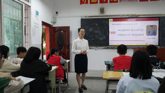 南充嘉陵:传承红色基因  党校送课走进金宝中学