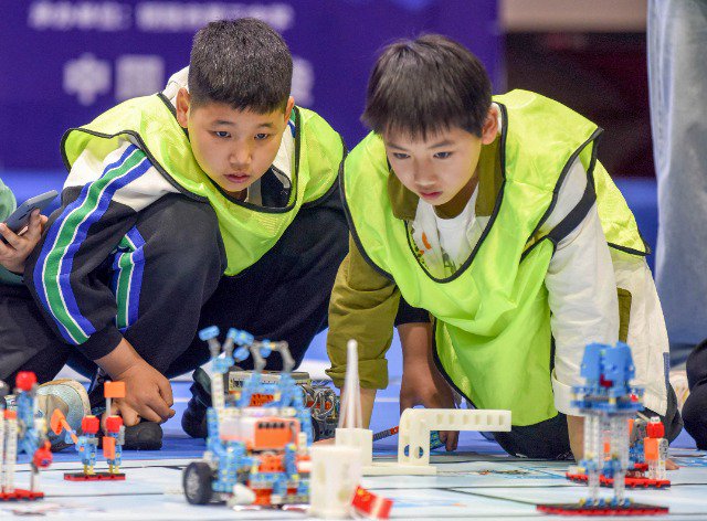 张芬原标题:青少年机器人竞赛开赛 中小学生同场竞技    来源:中国
