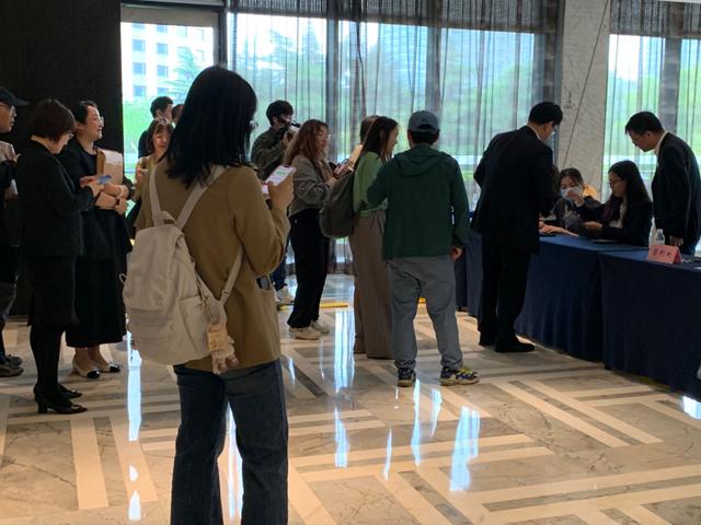 23日上午9点许,企业人士开始提交申报材料 吴斯旻/摄23日上午9点15