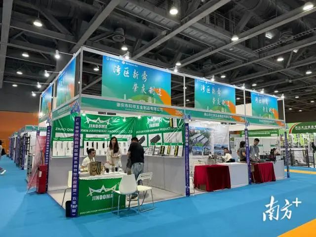 向与会代表推介我市投资环境,市商务局促进科负责人还上台乌兹别克