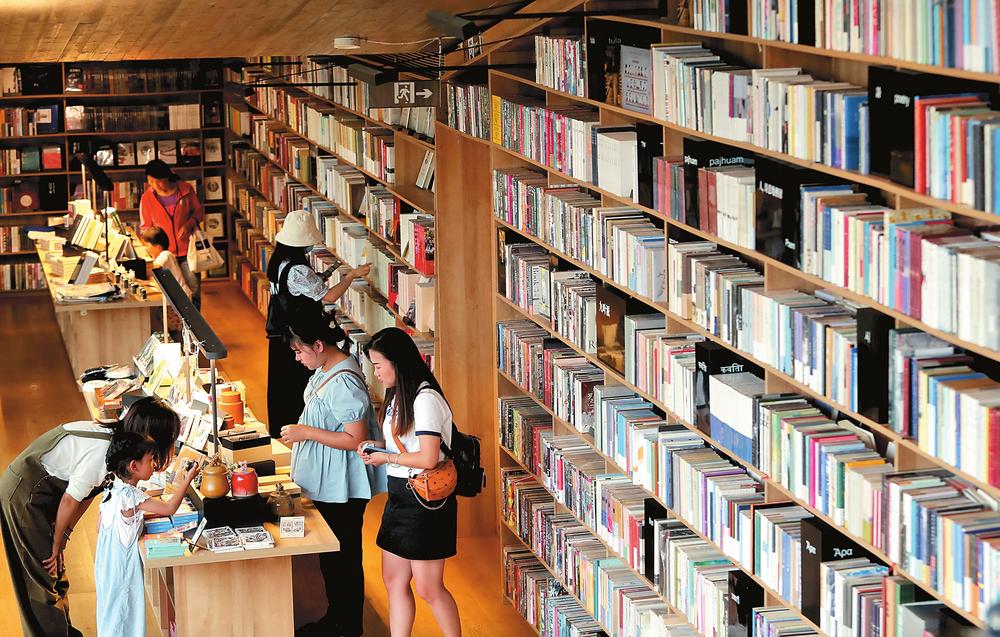 读者在位于南湖之滨的西南联大先锋书店挑选书籍.