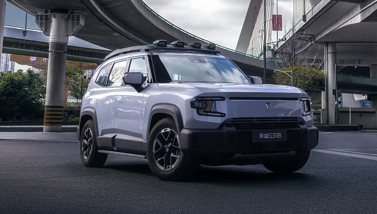 18是一款硬派suv车型,整体设计方正,且带头车顶射灯,保险杠采用黑色