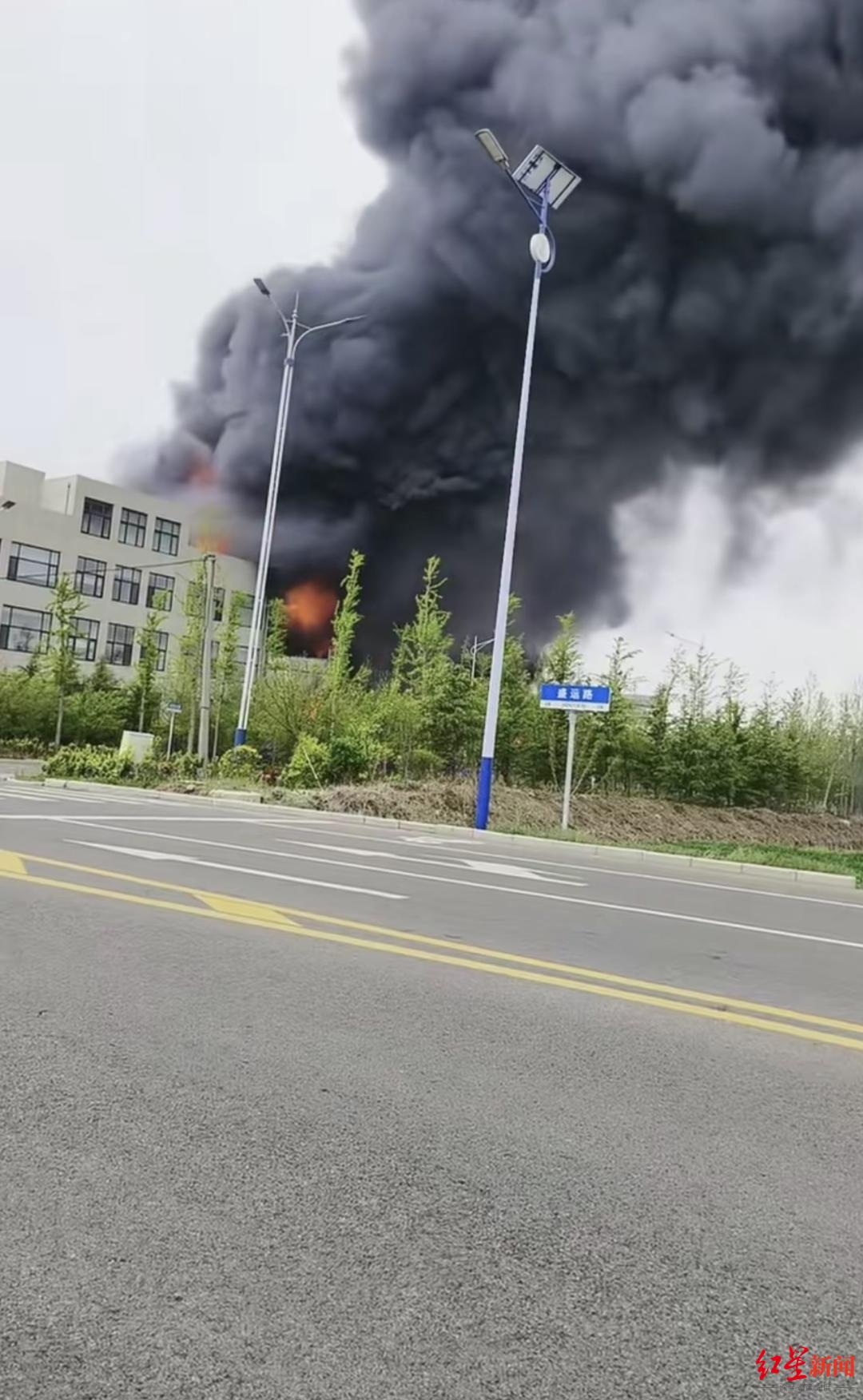 青岛莱西一公司厂房发生火灾 当地应急管理局:火已扑灭,无人员伤亡