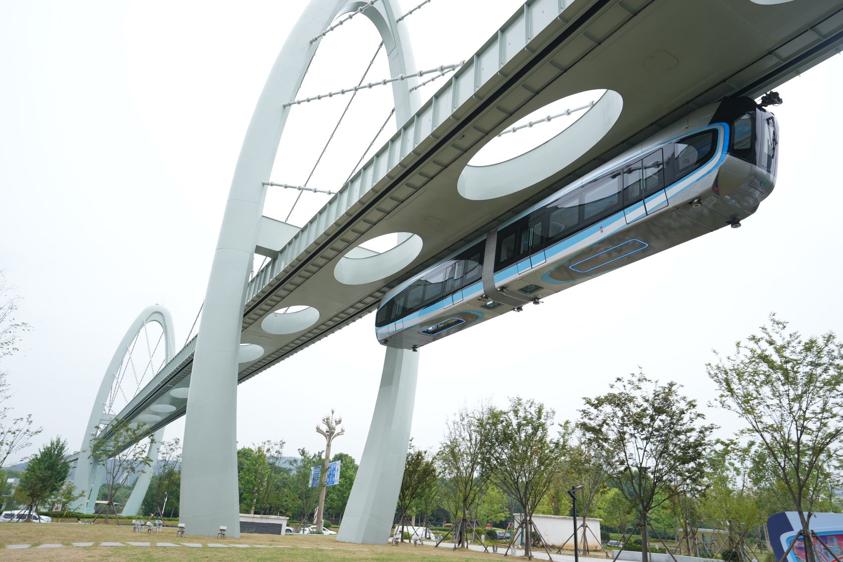 2016年,中车四方股份公司组建研发团队,开始悬挂式单轨列车,即"空轨"