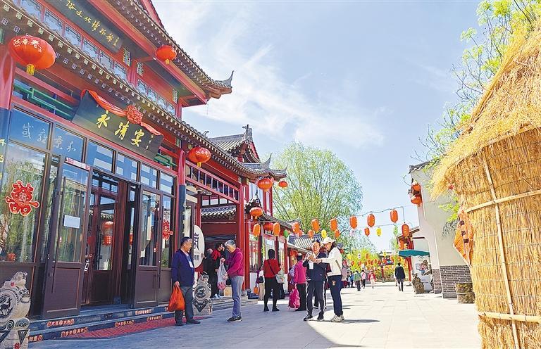 4月16日,来自北京的游客在永清县燕南春酒文化博览园内参观游玩,体验