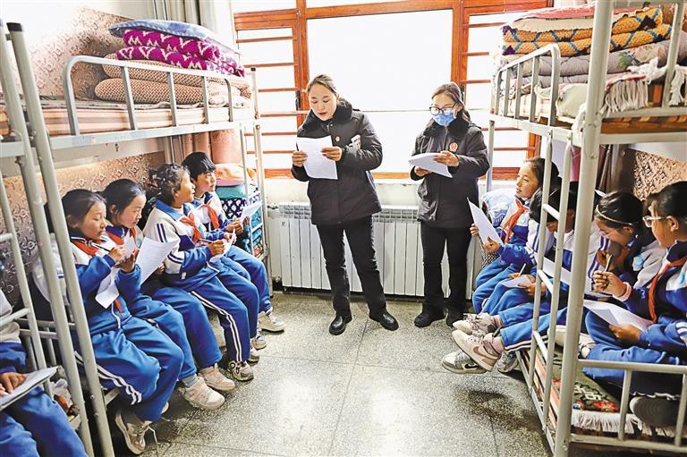 图为措美县人民法院工作人员在措美县小学学生宿舍向学生普及法律知识