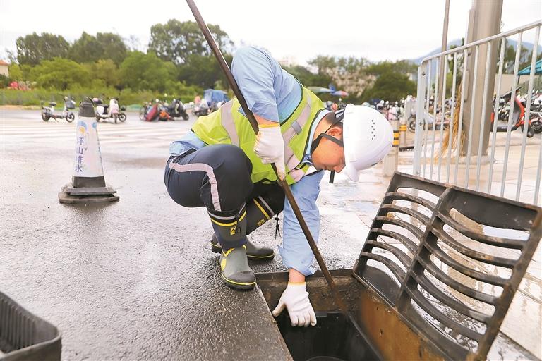 坪山排水公司防汛人员清理雨水箅子。 受访单位供图