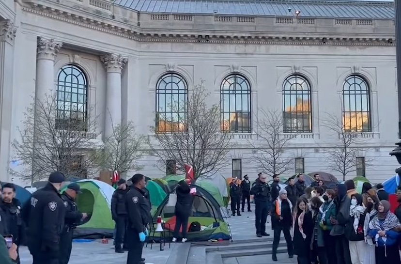 美国警察身着防暴装备冲进耶鲁大学 47名抗议者被戴上手铐拉走