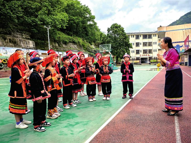明秀小学老师下乡交流教学新思路