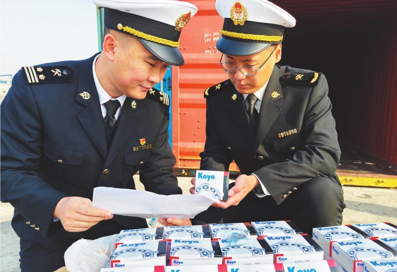 近日,大连海关所属大窑湾海关关员对一票申报无中外文品牌的深沟球