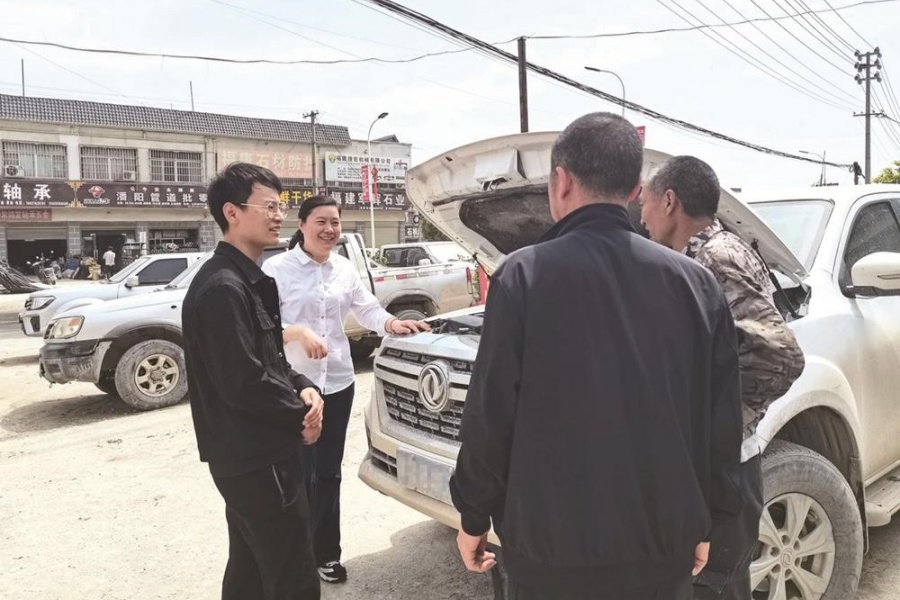 日前,郑州日产走进驻马店泌阳春水,象河矿区,开展"走进矿区,心系客户"