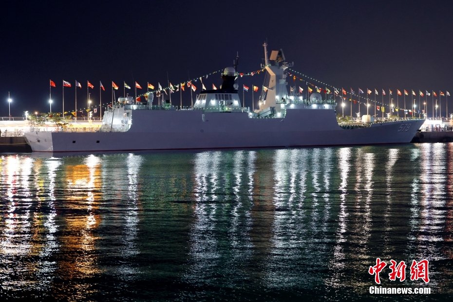 海军军舰与城市灯光秀相互辉映