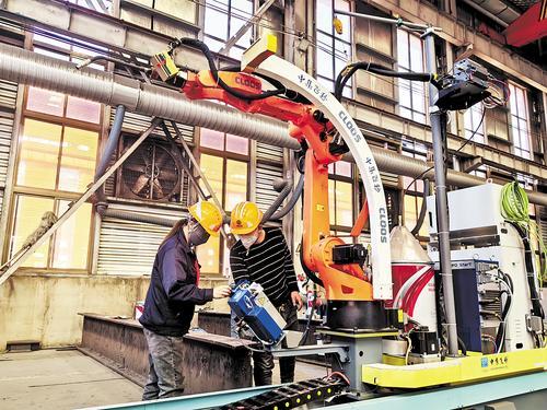 4月18日，承德斌达伟业智能装配式建筑工程有限公司技术人员在调试新购置的焊接机器人。 河北日报记者陈宝云摄