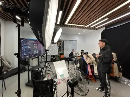 一件冲锋衣,年入百亿!中国神秘县城,硬刚始祖鸟