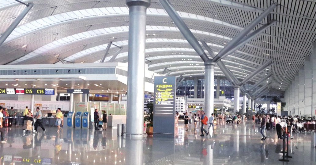 各航空公司,机场的客货运流量已接近或达到疫情前水平,多条新航线开通