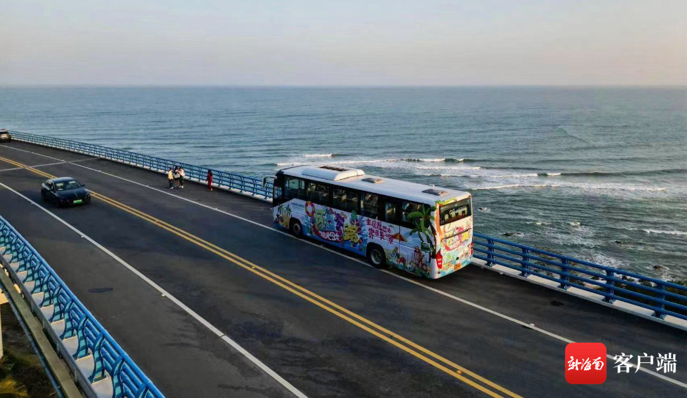 　游客乘坐海南环岛旅游公路观光巴士游玩。海汽集团供图