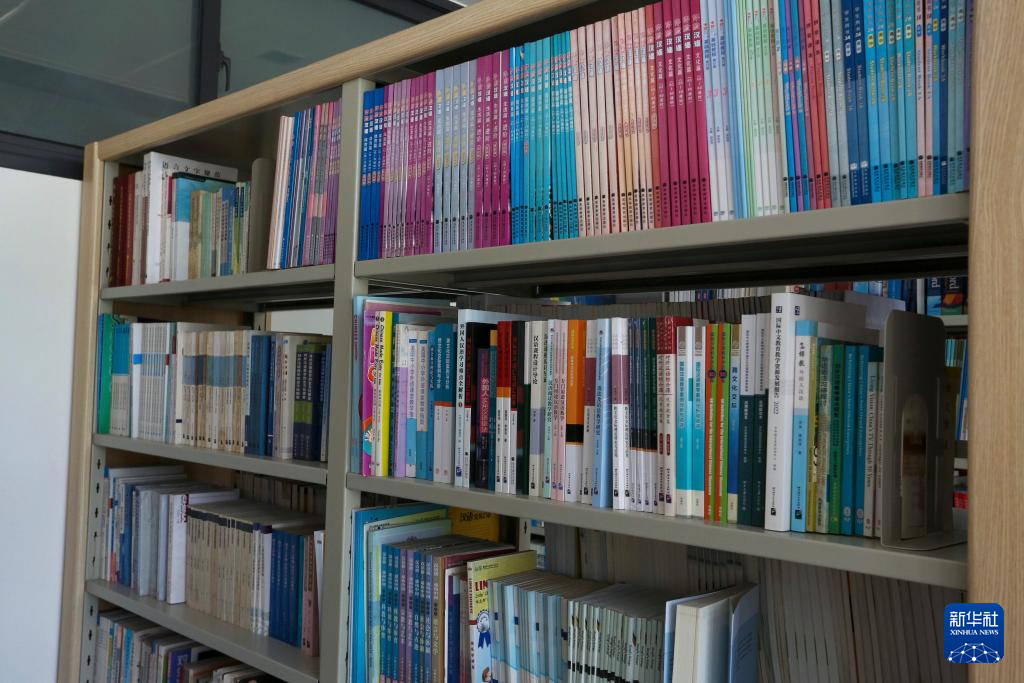 这是4月18日在坦桑尼亚达累斯萨拉姆大学孔子学院图书馆拍摄的陈列