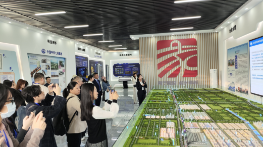 图3：两岸记者参观郑州国际陆港展厅