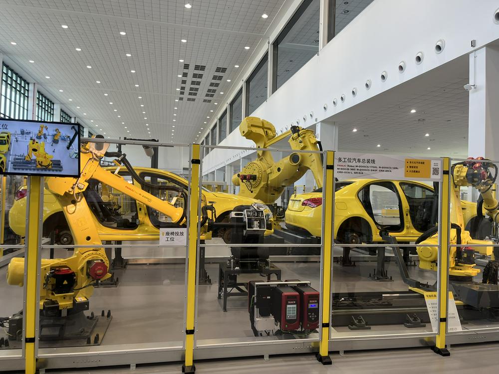 上海机器人产业园内，发那科（FANUC）公司的机器人装配线