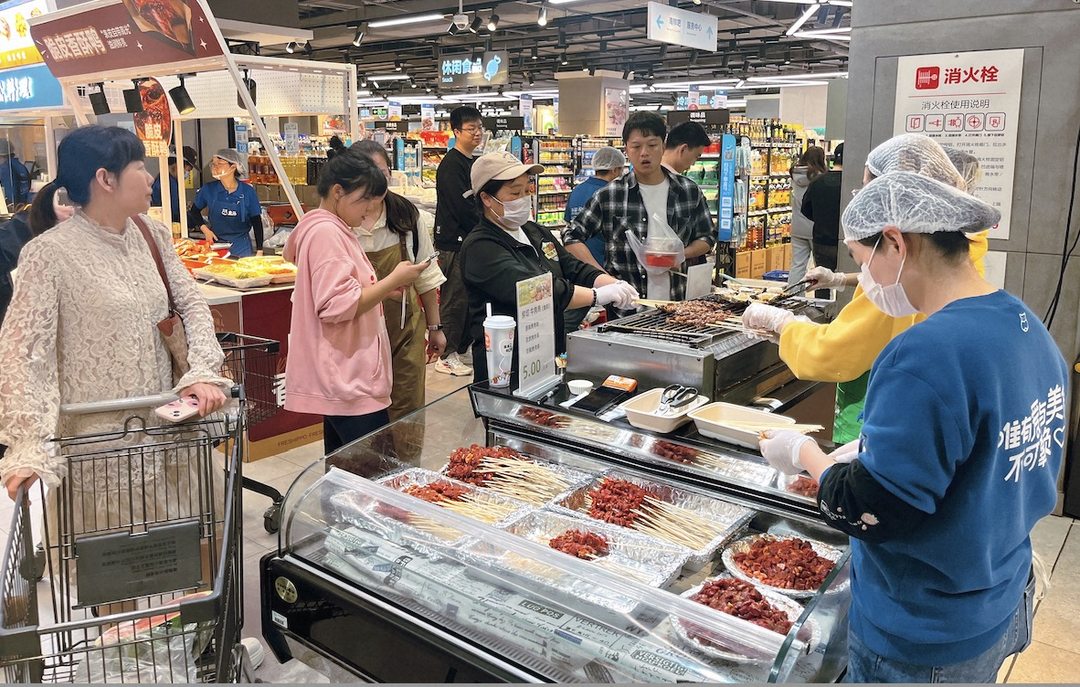 “烧烤”盒马集结各地“小鲜肉”和一次性烤炉 帮成都人把坝子头、阳台上都变成深夜食堂