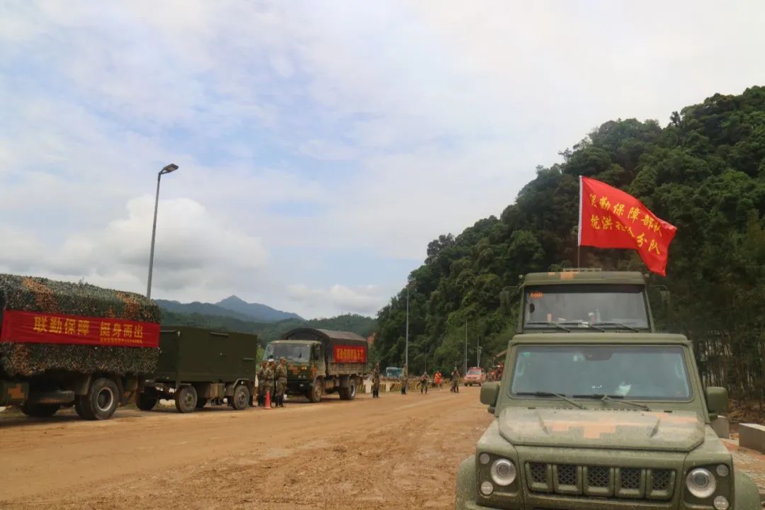 暴雨来袭!联勤官兵奋战在抗洪抢险一线