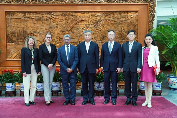 外交部部长助理苗得雨会见联合国管理事务助理秘书长兼主计长拉马纳森