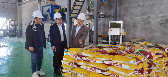 图为江西帅达生物董事长肖文清向用户介绍公司新开发的水稻柯杈肥使用功效。