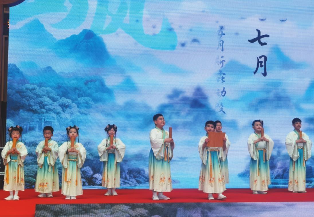 孩子们在辽宁省明盲文对照少儿读物全省推广工程启动仪式上朗诵《诗经》。 本报记者　　杨　　竞　 摄