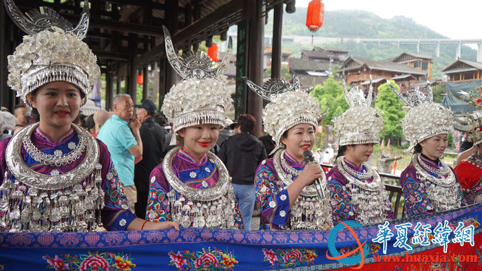 盛装迎客的苗家姑娘.(摄影:虞鹰)