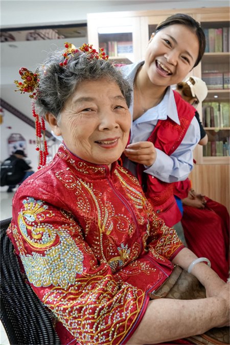 2024年4月24日，福州鼓楼区安泰街道乌山社区的工会驿站里，一位老人正在化妆。图片来源：视觉中国