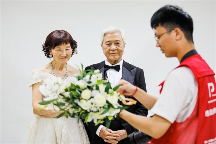 2024年4月24日，福州鼓楼区安泰街道乌山社区的工会驿站里，一对退休老年夫妻正在看手捧花。图片来源：视觉中国