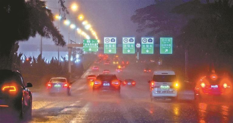 暴雨突袭夜幕下的深圳。 深圳特区报记者 周红声 摄