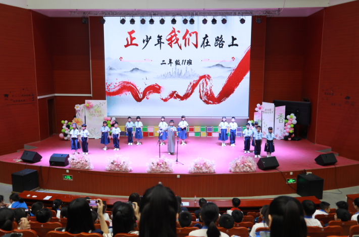广东梅县外国语学校小学部第七届书香文化节系列活动现场。