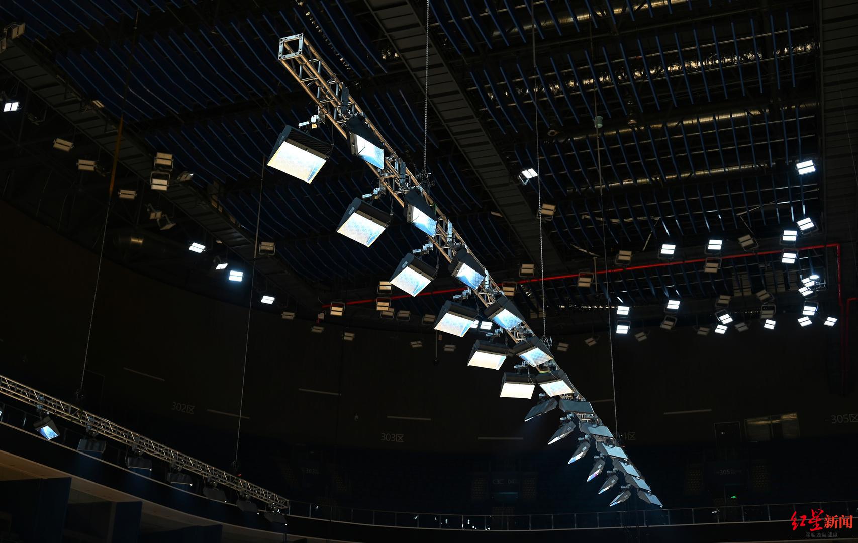 ▲针对羽毛球国际赛事标准装备的赛场照明灯光设备