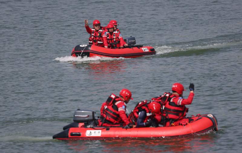 金河水务救援队进行"冲锋舟活饵救援"项目演练.新京报记者 李木易 摄