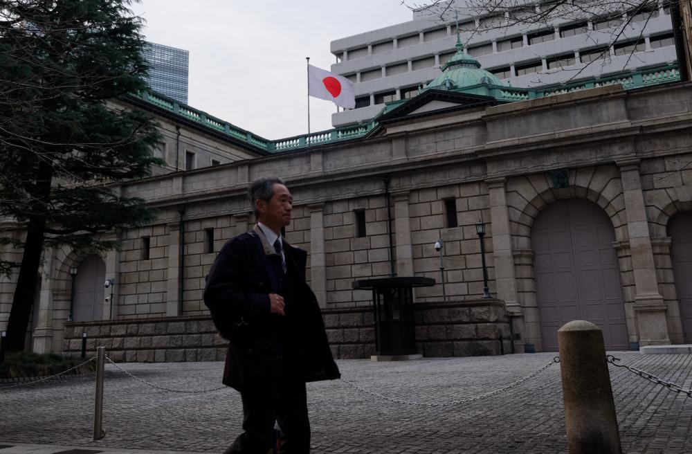 　　3月19日，一名行人从日本东京的日本银行总部前走过。新华社记者张笑宇摄